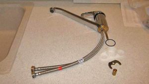 ustanovka-smesitelya-na-kuxne1