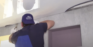 Процесс монтажа натяжных потолков