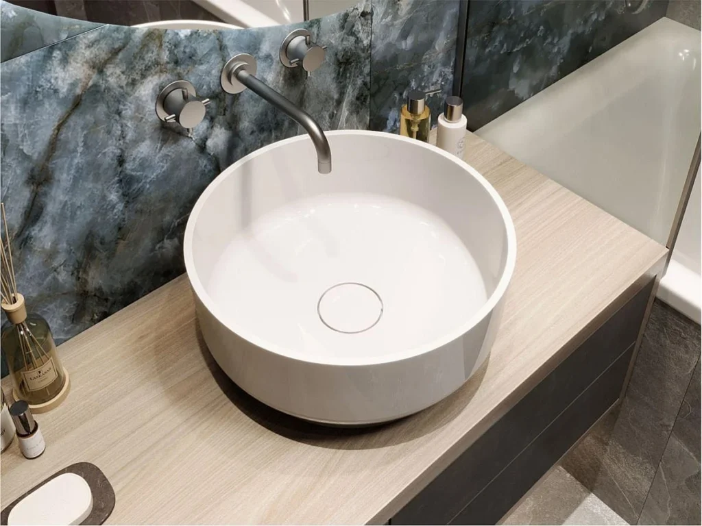 Рукомийник у ванній кімнаті з літого мармуру