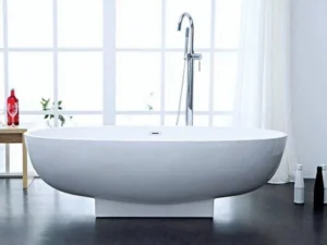 Стильна ванна з литого мармуру у кімнаті