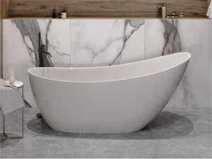 Красива ванна з літого мармуру на фоні стіни з керамограніту